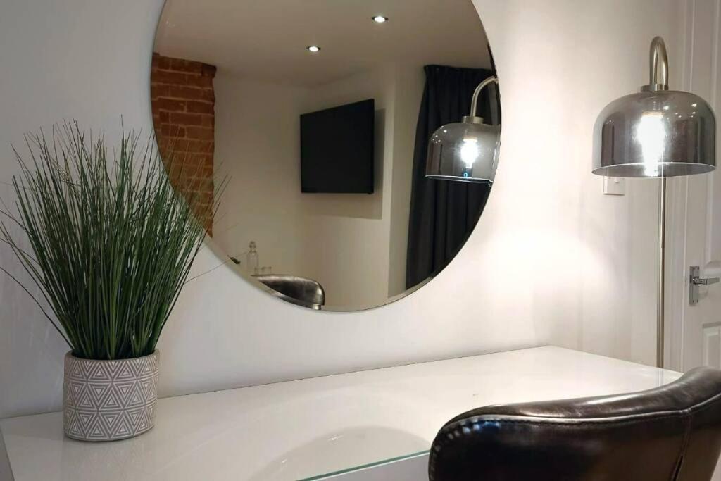 Stylish Apartment In City Centre With Parking 프레스턴 외부 사진